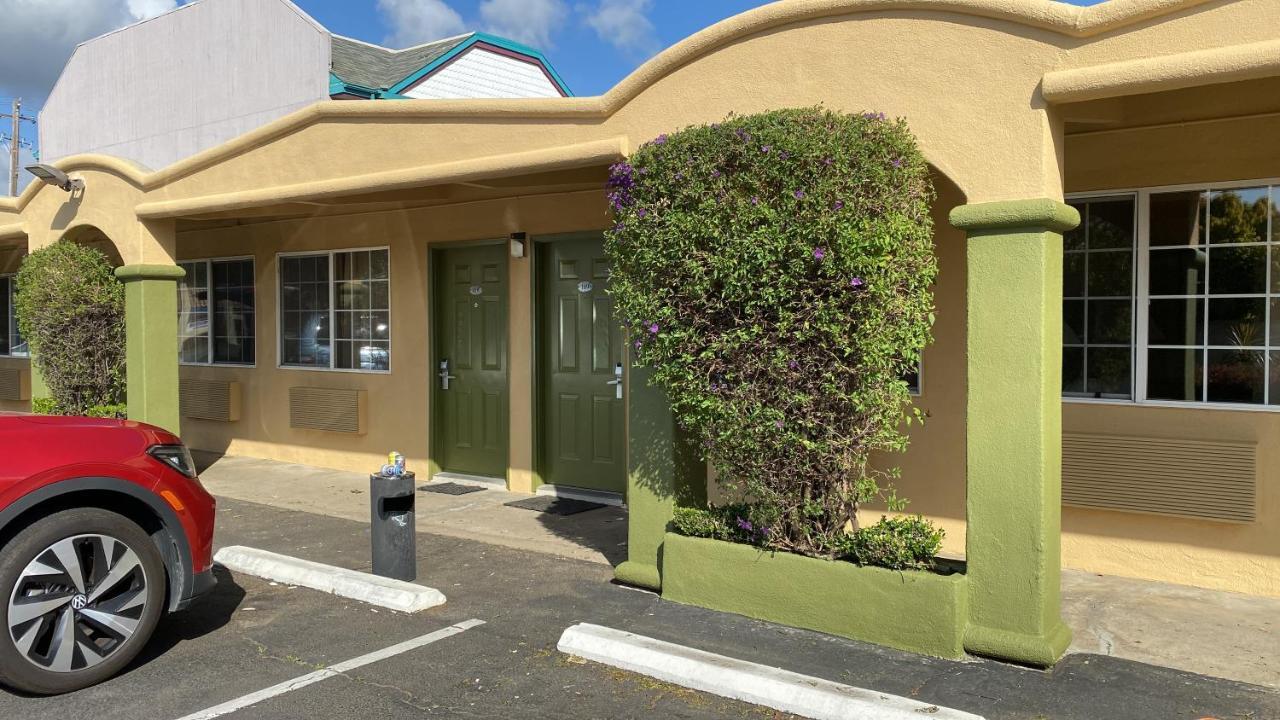 Holiday Motel 2*